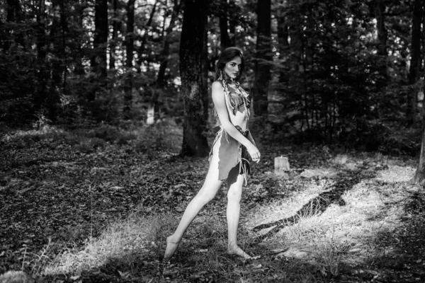 Mythologie de l'esprit féminin. Culture de l'homme sauvage. Mode design primitif. Fée de la forêt. Vivant la vie sauvage nature intacte. Femme sauvage dans la forêt. Sexy fille stade précoce dans le développement évolutif — Photo