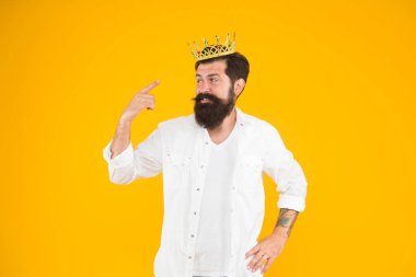 Tatil karnavalı kutlaması. Vahşi adam prens sarı arka plan. Partinin kralı. Bencil bencil adam. Süperstar konsepti. Kraliyet statüsü. Kendini beğenmişlik hissi. Kendini sev.