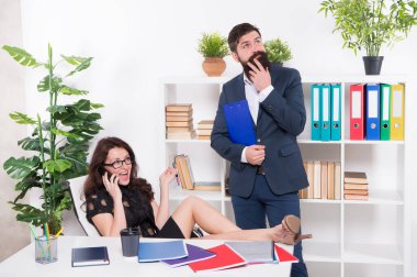 Telefona cevap veriyorum. Patron ve sekreter telefonda konuşuyor. Şirket sekreteri ve müdürü. Seksi sekreter ve işadamı ofiste. Sekreterlik görevleri. İş iletişimi