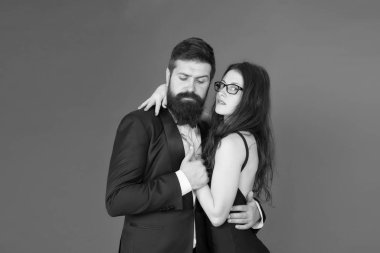 Havada aşk kokusu var. Birbirine aşık çiftler romantik ilişkilerden hoşlanır. Sevgi dolu ilişkilerde sakallı adam ve seksi kadın. İş ilişkilerini sürdürüyor. İlişkiler ve ilişkiler