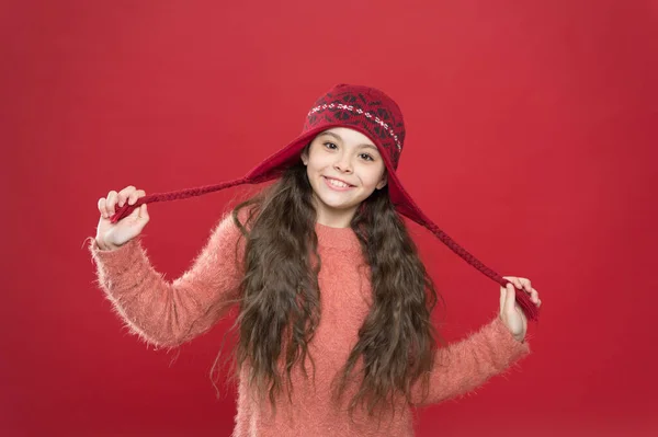 Pequena criança pronta para o inverno. moda infantil. Dicas de tricô quente. menina feliz em chapéu earflap. atividade de férias ao ar livre. cuidados de saúde sazonais. felicidade infância despreocupada. Cabelo mais saudável da raiz à ponta — Fotografia de Stock