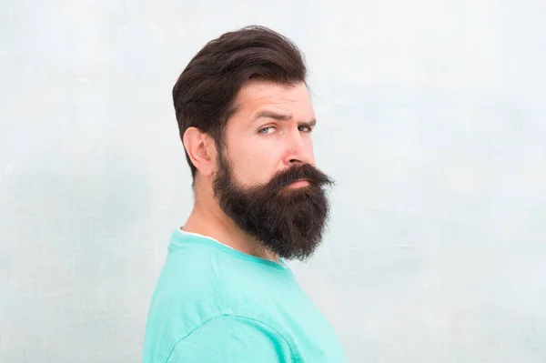 Conceito de masculinidade. Homem barbudo hipster elegante barba fundo cinza. Barba elegante e cuidado bigode. Cara calma. Moda barba e barbeiro. Percepções de beleza masculina. Bonito cara de perto — Fotografia de Stock