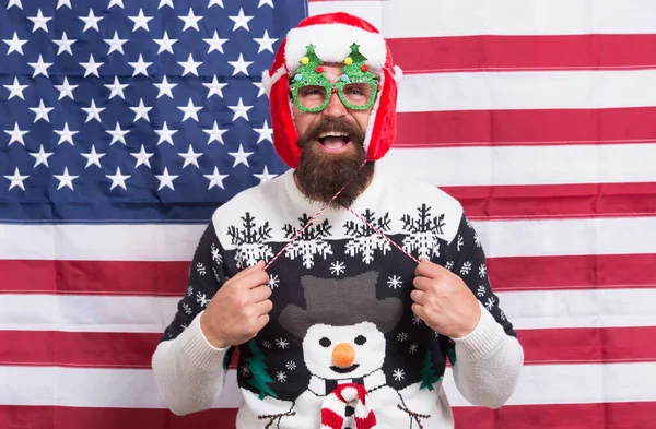 미국의 크리스마스 전통이죠. 내 조국과 전통이지. 장식과 액세서리. 사람은 뜨개질 한 스웨터를 입는다. 미국 전통이지. 미국 국기 위에 산타 클로스. Xmas and New year ( 영어 ). 애국심의 전통 — 스톡 사진