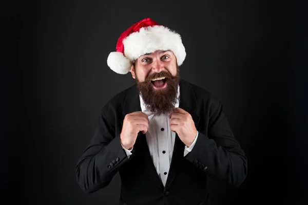 Vállalati karácsonyi buli. A szakállas hipszter télapósapkát visel. Karácsonyi hangulat. A menedzser ünnepli az új évet. Karácsonyi buli. Vállalati ünnepi ötletek. Vidám hangulat. Boldogság és öröm — Stock Fotó