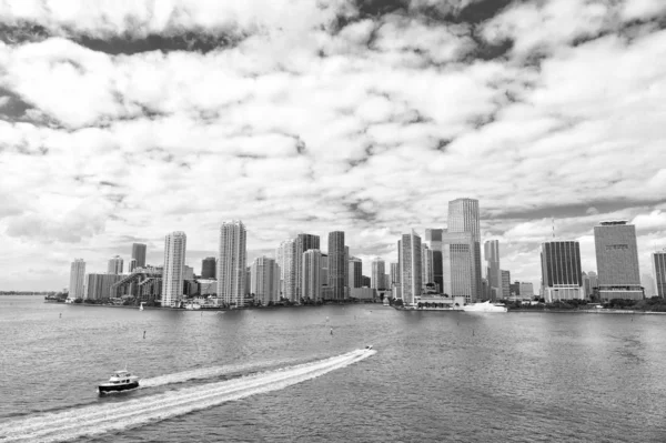 Arranha-céus e água azul do oceano. Tenho de ver atrações. Miami tem uma orla marítima no Oceano Atlântico alinhada com marinas. Downtown Miami é o centro urbano da cidade com base em torno de Central Business District de Miami — Fotografia de Stock