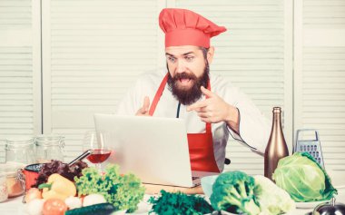 Yeni bir işe başlıyorum. Mutfak mutfağı. Vitamin. Taze sebzeli vejetaryen salatası. Sağlıklı yemek pişirme. Sakallı, olgun bir hippi. Mutlu sakallı adam. Şef tarifi. Diyet organik gıda