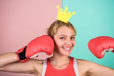 En iyisi ol. Kazanan kadın. Boks ringinin kraliçesi. Prenses tacı takan sporcu kadın. Zafer konsepti. Mutlu kadın parti tacı. Kadın boksör boks eldivenleri. kız kraliçe spor şampiyonu