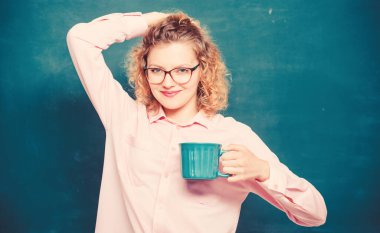 Tüm gün boyunca enerji şarjı. Öğretmen gözlükleri kahve tebeşir tahtası arka plan içmek. Kadınlar derslerden önce kahvenin tadını çıkarır. Yudum şarj vücut ve zihin. Kafein dozu. Okula geri dön. Kahve bağımlısı