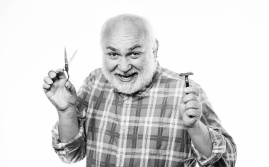 makas kesim ve saç fırça. Traşsız yaşlı adamın bıyığı ve sakalı var. berber dükkanı kavramı. tıraş aksesuarları. olgun sakallı adam beyaz izole. tıraş jilet takım kiti. Skincare