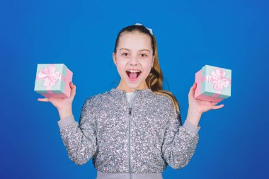 Hediye kutuları mavi arka planlı kız. Kara Cuma. Alışveriş günü. Sevimli çocuk hediye kutuları taşır. Sürpriz hediye kutusu. Doğum günü dilek listesi. Mutluluk dünyası. Bonus seçin. Özel her gün olur