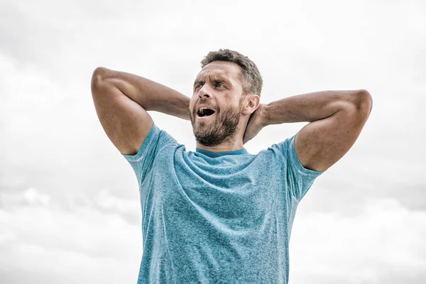 Hombre con bíceps musculosos. Vida infinita clave estilo de vida saludable. Guapo tipo fuerte aislado en blanco. Belleza masculina y cuerpo sano. Saludable y feliz. Mantenga la juventud y la frescura incluso a edad madura —  Fotos de Stock