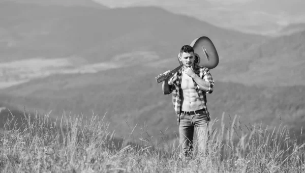 Beleza da natureza. Ar fresco de montanha. Destinos de férias. Caminhar sozinho. Homem com guitarra a andar no topo da montanha. A melhor maneira de escapar da cidade. Cara caminhante desfrutar da natureza pura. Explorando natureza — Fotografia de Stock