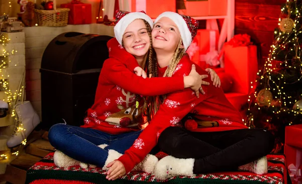 La mejor Navidad. Se acerca el nuevo año 2020. hermanas pasar vacaciones en familia juntos. Gracias, Santa. Les encanta la Navidad. Feliz navidad. niños divirtiéndose en casa. niñas pequeñas felices en la chimenea —  Fotos de Stock