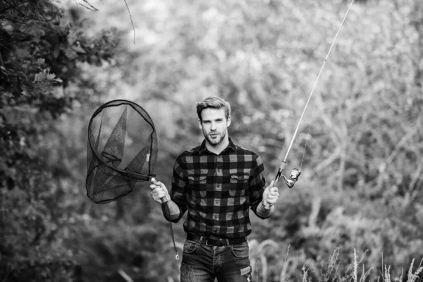 Zomer weekend concept. Visdag. Knappe kerel in geruite overhemd met visgerei natuur achtergrond. Vissen in mijn hobby. Hipster visser met Rod spinnen net. Hoop voor mooie vissen — Stockfoto