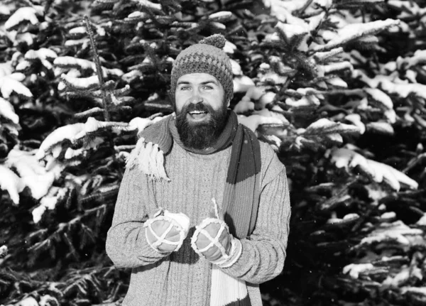 Macho con barba y bigote juega con bola de nieve. — Foto de Stock