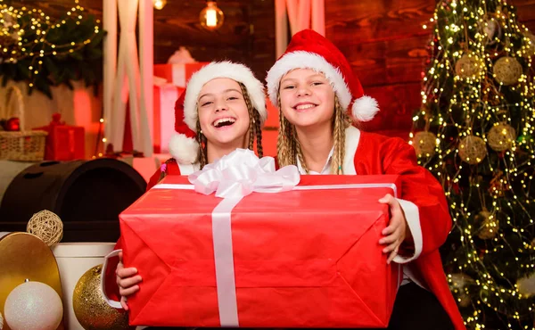 What is inside. santa children present box. winter shopping sale kid store. merry friends. happy small girls has xmas mood. new year party celebration. sisters spend family holiday together — Stock Photo, Image