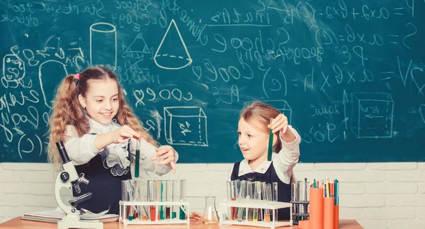 Mädchen im Chemieunterricht der Schule. Kinder experimentierfreudig. Schulbildung. Schullaborpartner. chemische Analyse. Reagenzgläser mit bunten Substanzen. Schulausstattung für Labor — Stockfoto