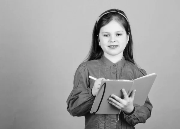 Collecte de données d'enquête. Petite fille écrivant un avis d'information. Petit enfant avec matériel d'information. Note d'information, espace de copie — Photo