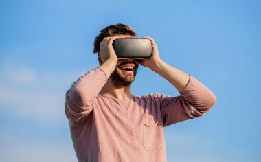 Modern teknoloji. Dijital gelecek ve yenilik. Siber uzay. Sanal gerçeklik. Oyun online. Sanal gerçeklik gözlükleri. Kablosuz sanal gerçeklik gözlüklü yakışıklı adam. Artırılmış gerçeklik. Oyuncu konsepti