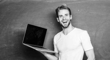 adam online alışveriş. modern eğitim online. Okula geri dön. Işletme fakültesi. üniversite öğretmeni bilgisayar teknolojisini kullanır. adam çalışma için 4g internet kullanın. e öğrenme sınıfında öğrenci adam. satın almak için kolay bir yol