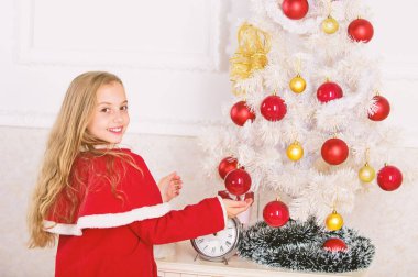 Noel ağacı süslemeleri çocuğu bırak. En sevdiğim kısım dekorasyon. Başlarken çocuk dekorasyon dahil. Kız uzun saç beyaz iç zemin top süsler tutun. Nasıl çocuk ile Noel ağacı süslemeleri