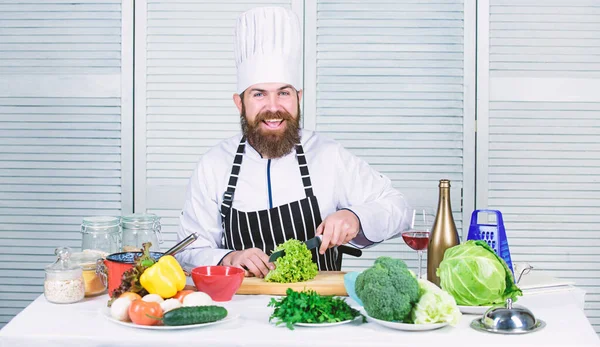 Förbereda ingrediens för matlagning. Enligt receptet. Användbart för betydande mängd tillagningsmetoder. Grundläggande matlagningsprocesserna. Mannen mästerkock eller amatör matlagning. Vass kniv hugga vegetabiliska — Stockfoto