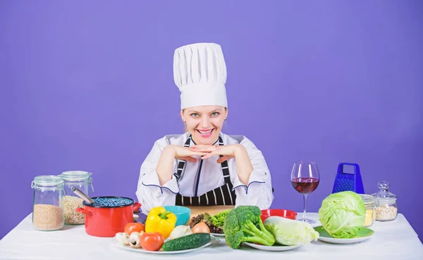 Färsk mat varje dag. Happy Cook förbereder vegetarisk mat. Ganska leende med ekologisk naturlig mat på köksbordet. Livsmedel som innehåller nästan noll kalorier — Stockfoto