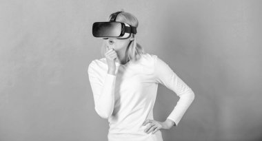 Vr cihazı kullanan kadın. Yeşil arka planda izole sanal gerçeklik kaskı olan kişi. Sanal gerçeklik afişi.