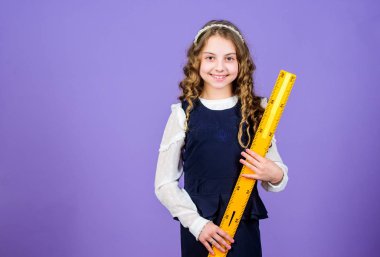 Küçük kız okula geri döndü. Büyük cetveli olan öğrenci kız. Kök okul disiplinleri. Okul öğrencisi geometri öğreniyor. Matematik dersi. Eğitim ve bilgi. Matematik ve geometri