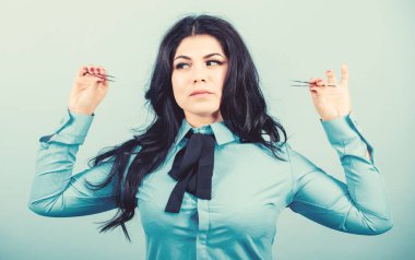 Kirpik kaldırma prosedürü. Kaş düzeltme. Güzellik. Kalıcı makyaj. Kirpik uzatma prosedürü. güzel kadın kirpik Master tutun cımbız. Stilist tutarak cımbız. Makyaj ve kozmetik