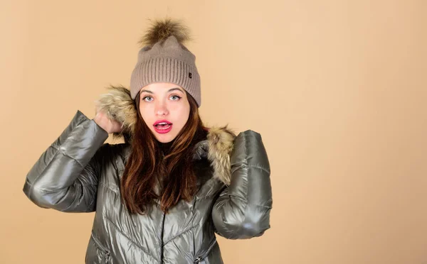 Não posso acreditar nisso. Boas férias de inverno. Vem aí o Natal. beleza em roupas de inverno. compras temporada. Uma rapariga de chapéu de gorro. moda de pele falsa. mulher de casaco quente acolchoado. gripe e frio. moda sazonal — Fotografia de Stock