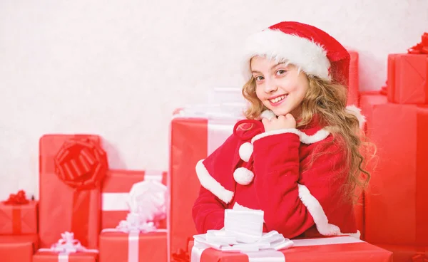 Zimowe wakacje tradycji. Dzieciak zadowolony z prezentu. Dziewczyna świętować Boże Narodzenie otwarte pudełko. Otwarcie świąteczny prezent. Santa przynieść jej dar. Rozpakowanie świąteczny prezent. Koncepcja szczęśliwego nowego roku — Zdjęcie stockowe