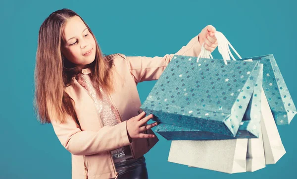 Niña con paquetes. Niño feliz en la tienda con bolsas. Día de compras felicidad. Compra ropa. Comprador adicto a la moda. Compras de chicas de cumpleaños. Boutique de moda. Tendencia de moda. Tienda de moda —  Fotos de Stock