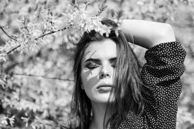 yaz açan ağaçlar ve sarı çiçekler. bahar çiçeği seksi kadın. moda güzelliği. doğal güzellik makyaj. saç modası. güzel kadın cilt bakımı. Doğa gibi kız. yaz arka plan