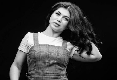 Esmer saç bakımı. Güzel saçlar için maksimum parlaklık. Kadın güzel esmer kız makyaj yüz. Kıvırcık saç modeli. Kuaför ipuçları. Profesyonel bakım boyalı saç. Parlaklık ve yönetilebilirliği teşvik etme