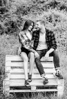 Yaz tatili. Birlikte güzel bir hafta sonu geçiriyoruz. Aile hafta sonu. Parkta romantik bir randevu. Aşık çift bankta oturuyor. Gençler takılır. Erkek arkadaş ve kız arkadaş aşık. Aşk ve romantizm kavramı