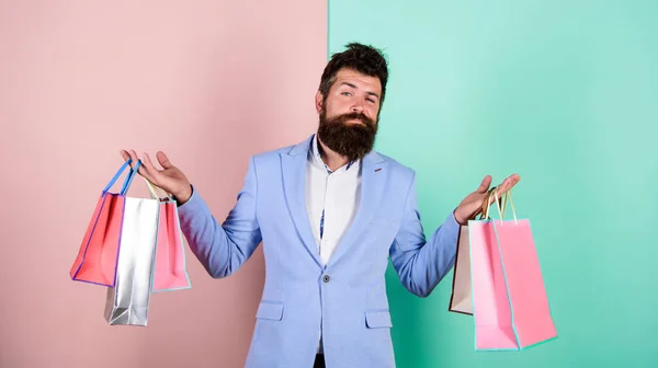 Acheteur hipster brutal. grande vente. mâle shopaholic tenir des sacs à provisions. présenter des paquets pour la préparation des vacances. offre spéciale le vendredi noir. fermeture du magasin. riche homme d'affaires avec achat — Photo