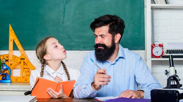 Büyüleyici bir ders. Öğretmen ve liseli kız. Pedagog yetenekleri. Yetenekli pedagog. Daha fazlasını başarmak için birlikte çalışın. Çocuğa bilimi anlatmak. Sakallı öğretmen mükemmel bir pedagog.
