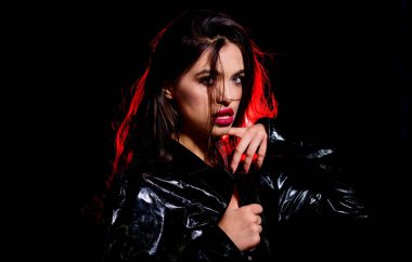 Yüze kozmetik uyguluyorum. Şehvetli bir kadın yüzüne renkli makyaj malzemesi sürer. Deri ve saç için dekoratif kozmetik ürünleri. Cilt bakımı ve kozmetik ürünleri. Makyaj ve makyaj. Güzellik salonu