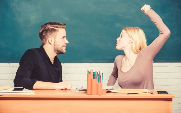 Gewalt und Mobbing. Kommunikation zwischen Mitschülern. Freundschaft und Beziehungen. Kompromisslösung. Hochschulbeziehungen. Beziehungen zu Mitschülern. Schüler kommunizieren Hintergrund der Tafel im Klassenzimmer — Stockfoto