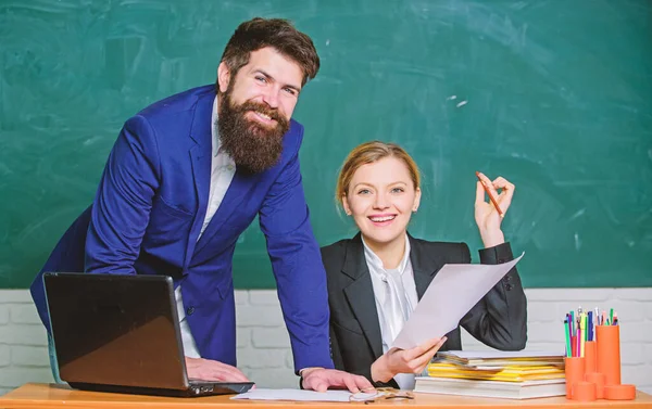 Studente intelligente e sicuro di sé. Torniamo a scuola. Educazione non formale. lavoro di ufficio. vita d'ufficio. uomo d'affari e segretario felice. la coppia d'affari usa il computer portatile e documenti. insegnante e studente in esame — Foto Stock