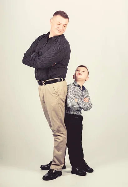 Día de la familia. niño feliz con padre. Socio de negocios. padre e hijo en traje de negocios. infancia. crianza. Día de los padres. niño pequeño con papá hombre de negocios. Feliz día de familia. concepto familiar feliz — Foto de Stock