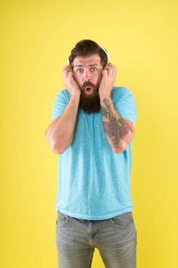 Teknoloji araştırması. Sakallı adam, müzik dinle. Hippi kablosuz kulaklık takıyor. Ses teknolojisi. Yeni teknoloji. Modern hayat. Müzik icra etme teknolojisi. Elektronik ve dijital