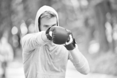 Güzel yumruk. Boks antrenman dayanıklılığı. Erkek atlet spor eldiven boks doğa arka plan pratik ile yüz konsantre. Boksör savaşmaya hazır. Boks eldivenleri ile sporcu boksör eğitimi