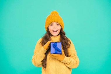 Kış geleneği. Doğum gününü kutlayalım. Çocuk doğum günü hediyesini seviyor. İyi bir hediye için minnettar hissediyorum. Sürpriz ve hoş bir hediye. Aralık indirimi. Aman ne güzel bir Noel. Teşekkür ederim. Mutlu çocuk hediye kutusu