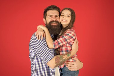 Her zaman birbirini taşırsın. baba ve kızı kucaklamak. Aile bağları. Küçük çocuk babasını seviyor. Babalar günü. çocuk günü. babası ile mutlu küçük kız. Seni seviyorum babacığım. En çok babamı seviyorum.
