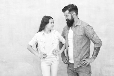 Kız kuralları. Yaramaz kız kötü davranıyor. Gri arka planda babası olan küçük kız çocuk. Sevimli küçük kız ve sakallı adam kalça ellerini koyarak