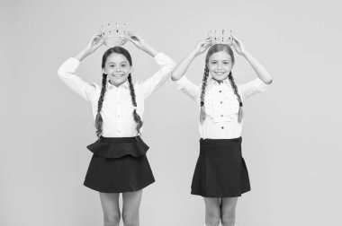 Biz şampiyonuz. Bencil kızlar. Üniformalı ve taçlı mutlu kızlar. Büyük patron. Çalışmak için motivasyon. Çocuk modası. Arkadaşlık. Balo kraliçesi. Çocukluk gururu Eğitim başarısı. Okula dönüyorum. Şampiyon