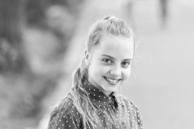 Masumiyet ve saflık kavramı. İhale küçük çocuk güzel yüz gülümseyen. Mutluluk ve sevinç. Tobi gülümseme. Küçük çocuk mutlu gülümseme. Sağlıklı dişleri olan gülümseyen çocuk. Sevimli kız samimi gülümseyen