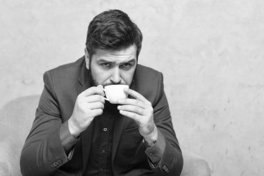 Kahve en iyisini yapabilir. İş adamı işten önce kahve içiyor. Ofiste kahve molası veren sakallı adam. Mükemmel sabahımı kahve içerek geçirdim.